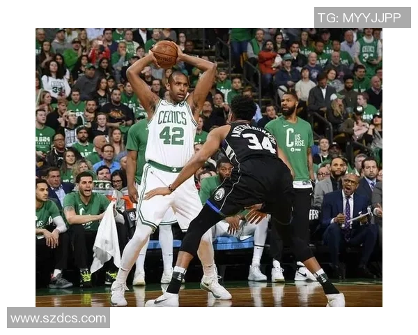 猛龙队与76人队激战正酣 赛场争锋让球迷热血沸腾